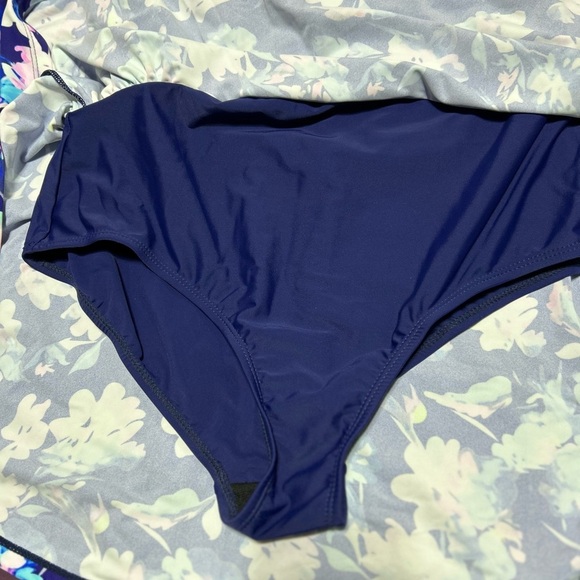 New xl one- piece swimsuit- perfect for summer, the pool, and more - Picture 4 of 10
